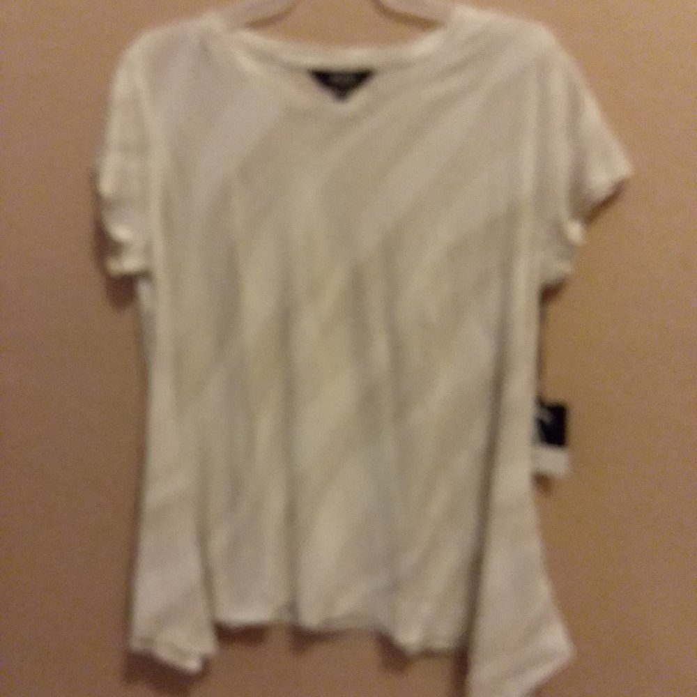 Vera Wang off white tee .
